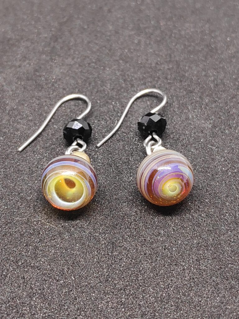 עגילי אמבר סגול ספירלה Lightning Glassworks